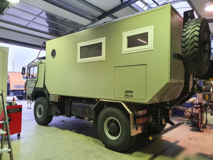 Retrofit einer MAN 4x4 Bundeswehr Sattelzugmaschine und Neubau eines Wohnkoffers