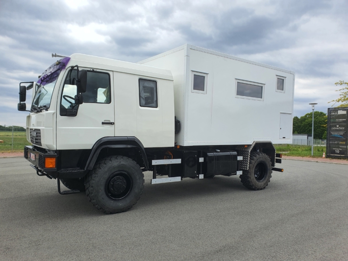 Reequipamiento de un chasis MAN L 2000 y nueva construcción de una casa móvil