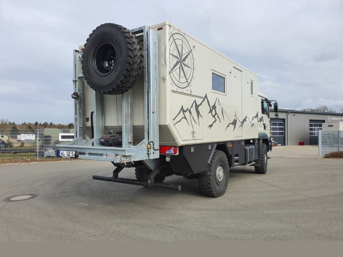 Porte-bagages arrière d&#39;Albert sur le véhicule d&#39;expédition MAN 4x4