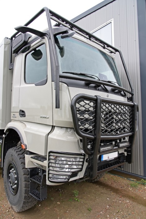 FRONT-PROTECT Frontschutzgrill am Mercedes Arocs verbaut