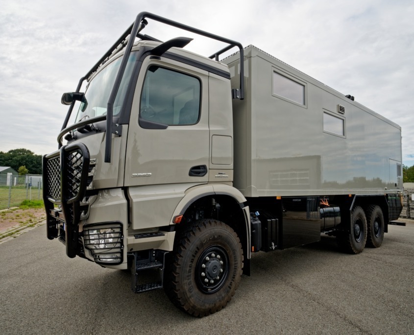 Expedition vehicle Alberts 82LDX front