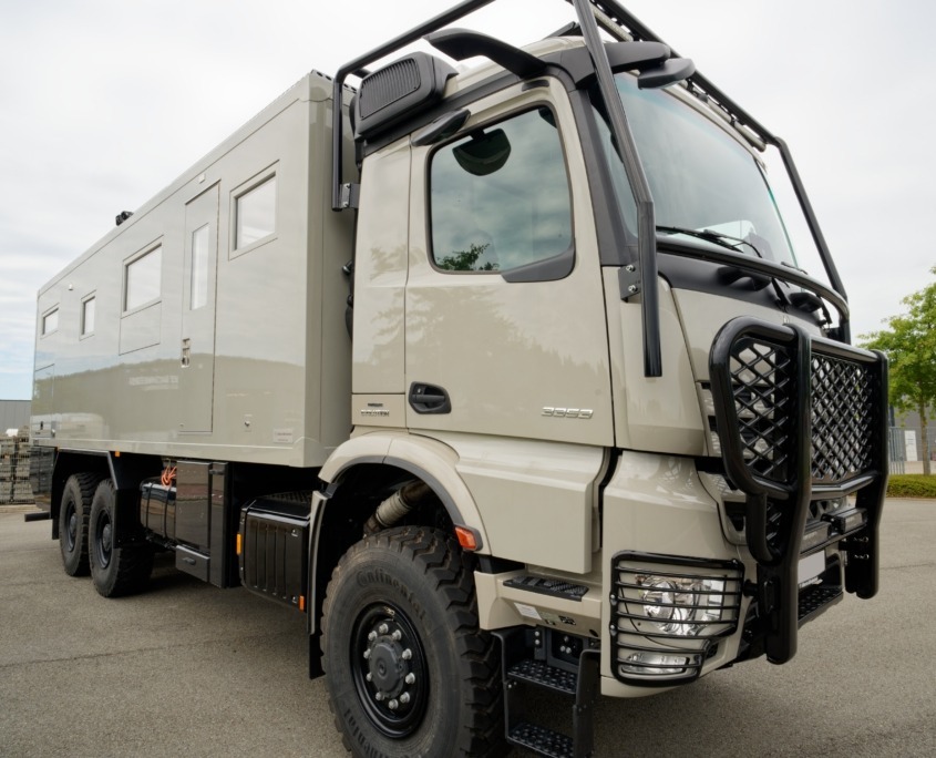 Expedition vehicle-Alberts-82LDX-front view-side