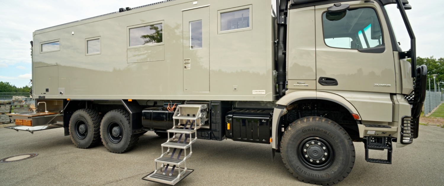 Expedition vehicle-Alberts-82LDX-side-view-with-stairs