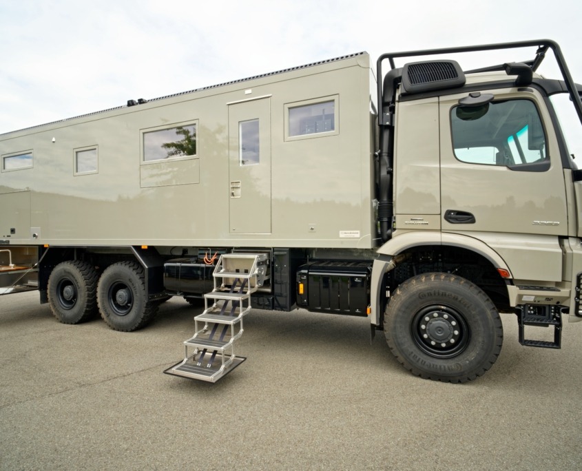 Expedition vehicle-Alberts-82LDX-side-view-with-stairs