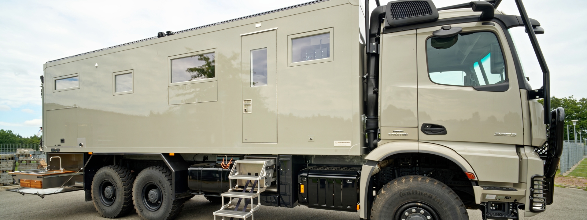 Expedition Vehicle Alberts 82LDX cover photo