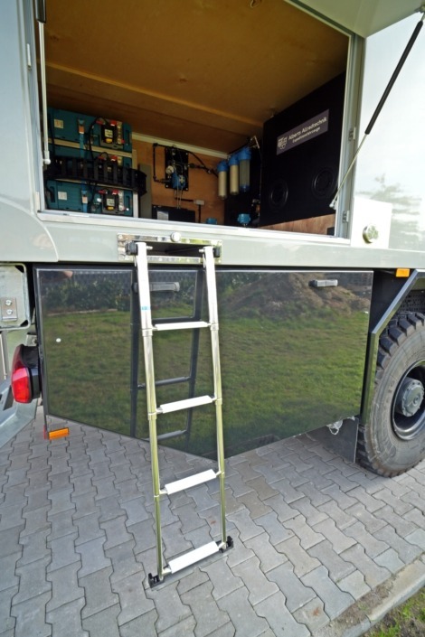 Boat ladder that can be stowed in the floor is installed on the expedition vehicle