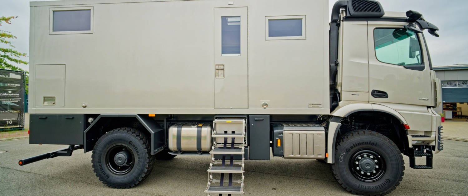 Expedition vehicle-Alberts-60UQX-side-view-with-stairs