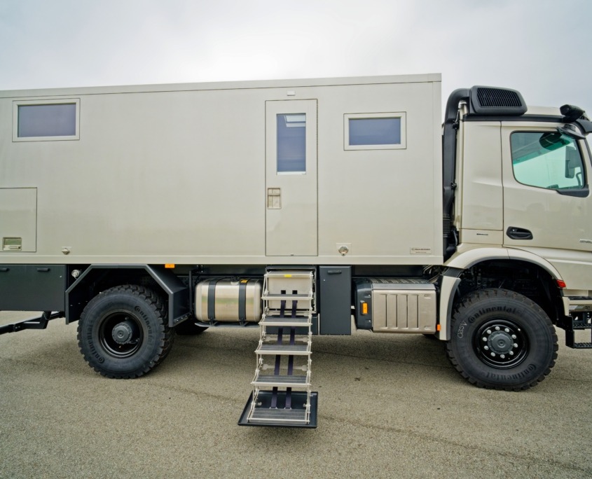 Expedition vehicle-Alberts-60UQX-side-view-with-stairs