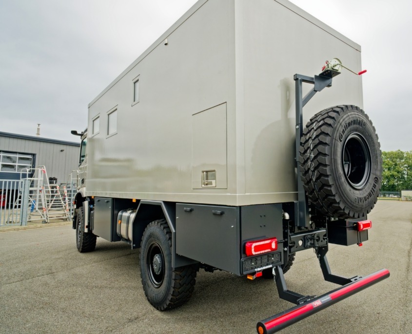 Expedition vehicle-Alberts-60UQX-rear-view-on-the-road