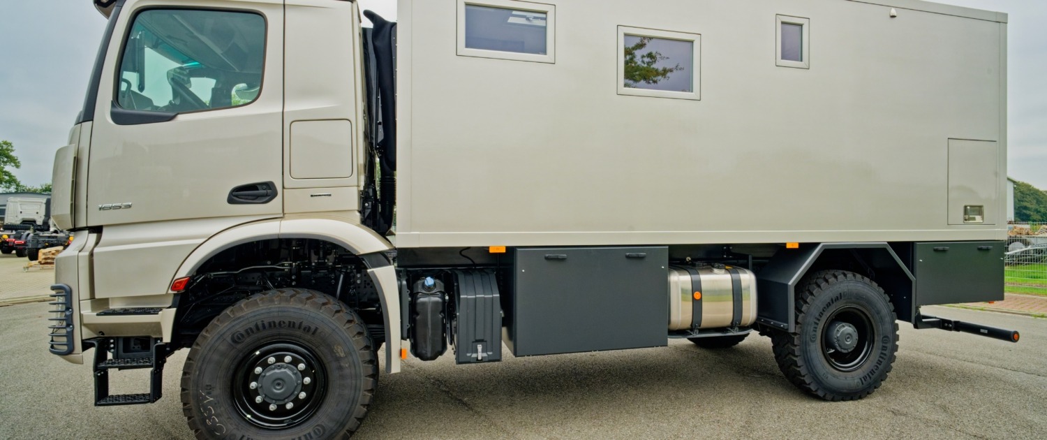Expedition vehicle-Alberts-60UQX-side-view-on-the-road
