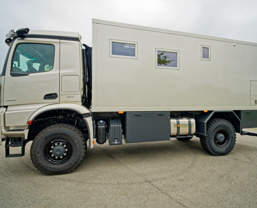 Expedition vehicle-Alberts-60UQX-side-view-on-the-road